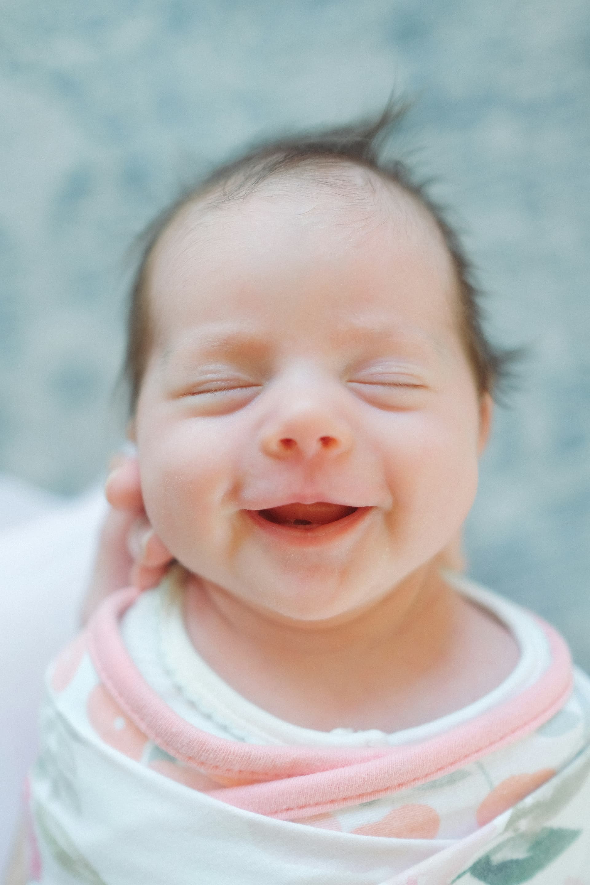 Parent soulevant son bébé souriant